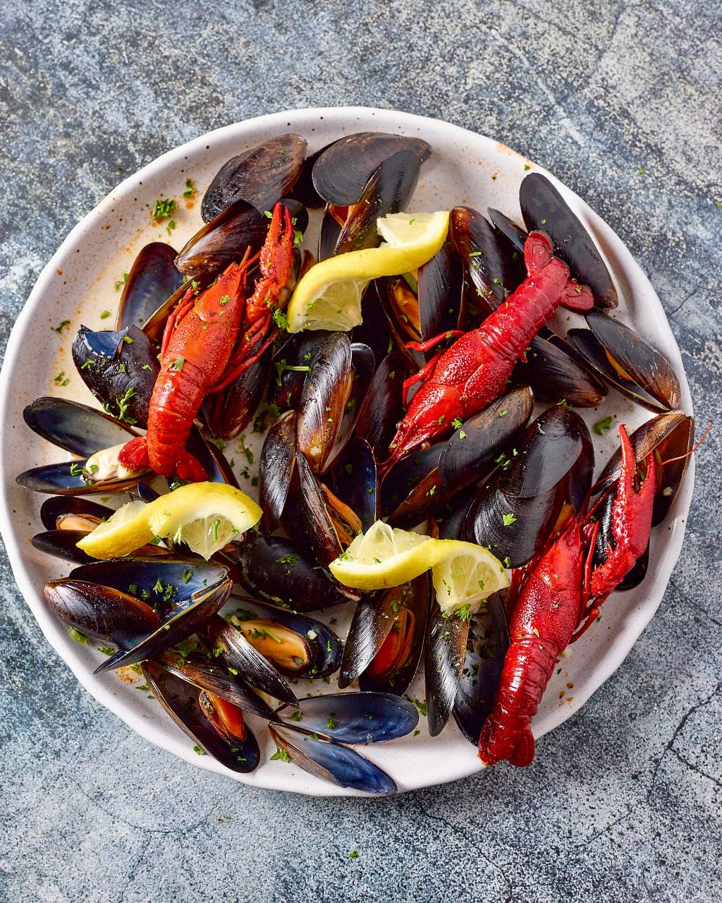 Steamed mussels and crawfish at Pirate's Table seafood buffet