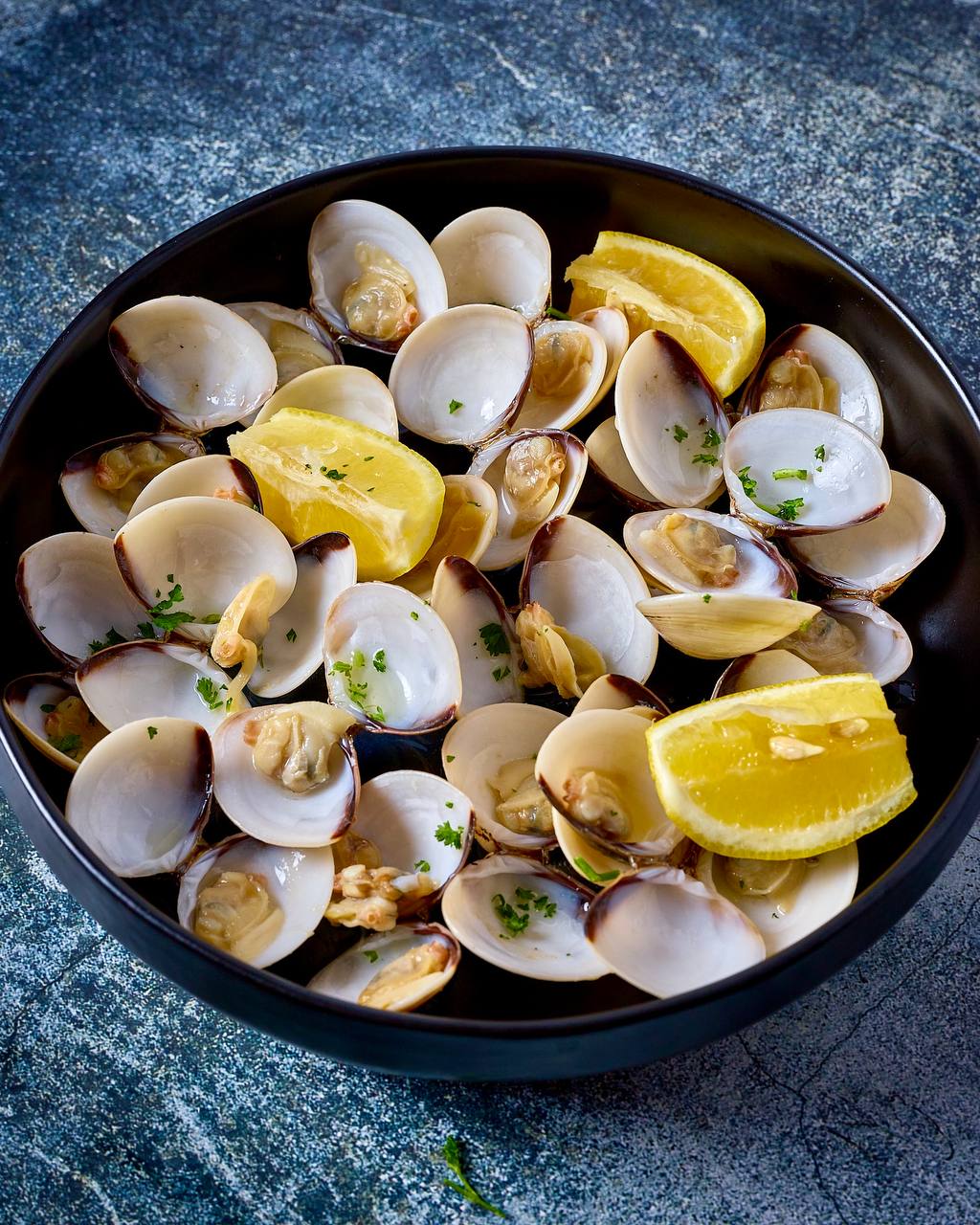 Steamed clams with lemon at Pirate's Table seafood buffet